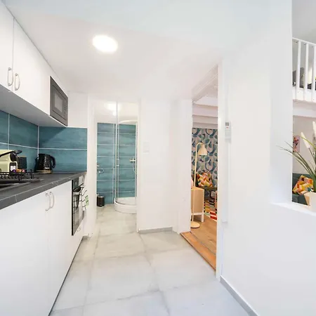 Whistle & Bloom 2 Bedroom S13 דירה *