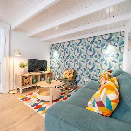 דירה Whistle & Bloom 2 Bedroom S13 *