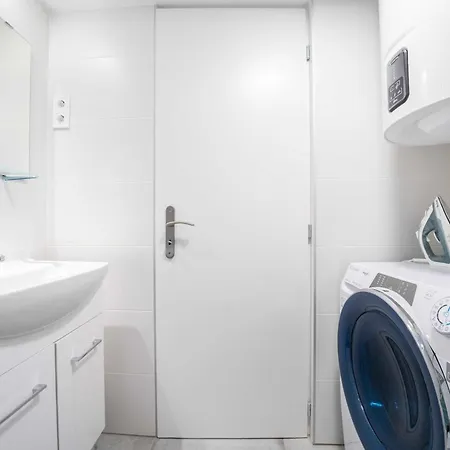 Whistle & Bloom 2 Bedroom S13 *