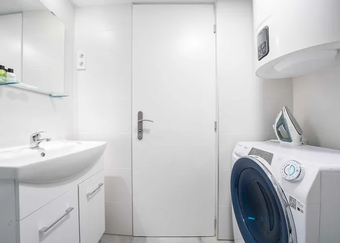 Whistle & Bloom 2 Bedroom S13 *